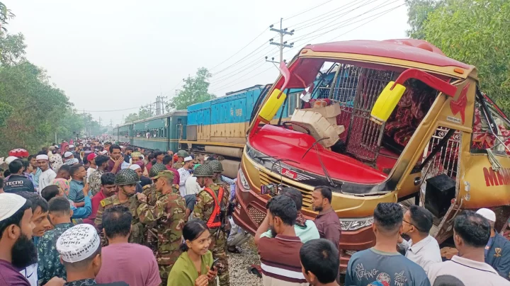 কুমিল্লায় বাস-ট্রেন সংঘর্ষে নিহত ১২: দুই গেটম্যানের বিরুদ্ধে মামলা