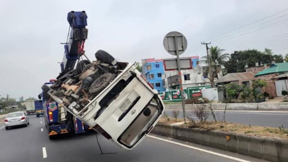 মাইক্রোবাসের সিলিন্ডার বিস্ফোরণে চালকসহ নিহত ৩