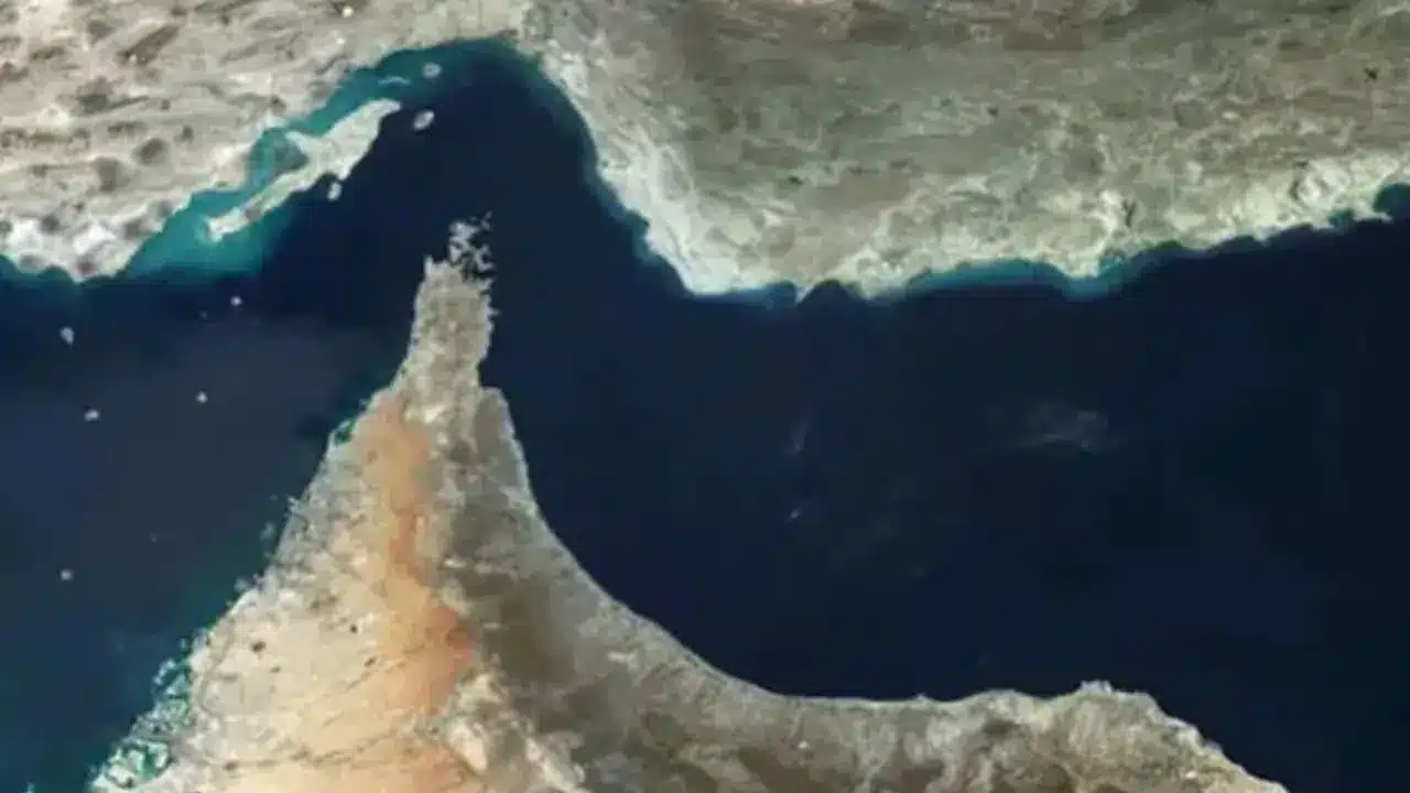 হরমুজ প্রণালীতে যুদ্ধজাহাজ পাঠাতে জাপানকে ট্রাম্পের চাপ