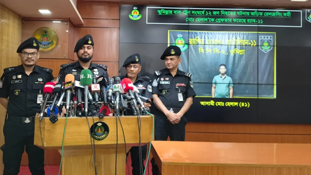 ২ গেটম্যানের অবহেলায় কুমিল্লায় বাস-ট্রেনের সংঘর্ষ : র‌্যাব