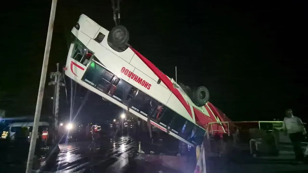 ব্রেক চাপলেও থামেনি পদ্মায় ডোবা বাসটি