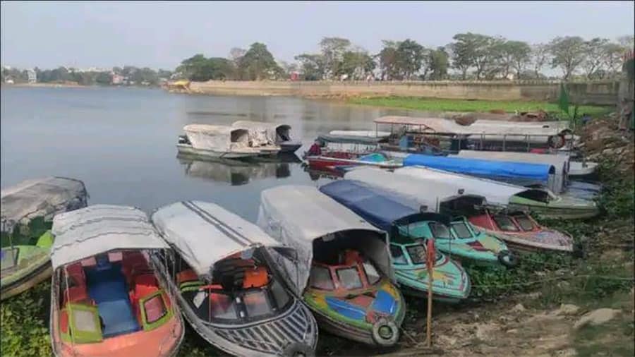 জ্বালানি সংকটে রাঙামাটির কাপ্তাই হ্রদে স্পিডবোট চলাচল বন্ধ