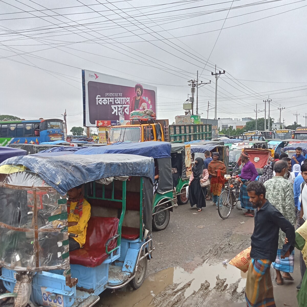 পাটগুদাম ব্রিজ মোড়ে যানজটে স্থবির জনজীবন: ঘণ্টার পর ঘণ্টা ভোগান্তি, নিরলস চেষ্টায় ট্রাফিক পুলিশ