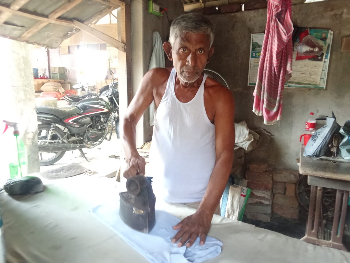কয়লার ইস্ত্রিতে জীবন ও জীবিকা চলছে প্রাভাতের