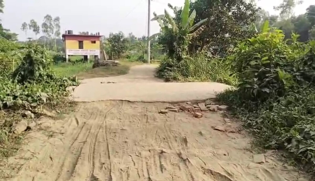 মুন্সীগঞ্জের শ্রীনগরে বেহাল দেড় কিলোমিটার সড়ক পাকা করার জোর দাবি