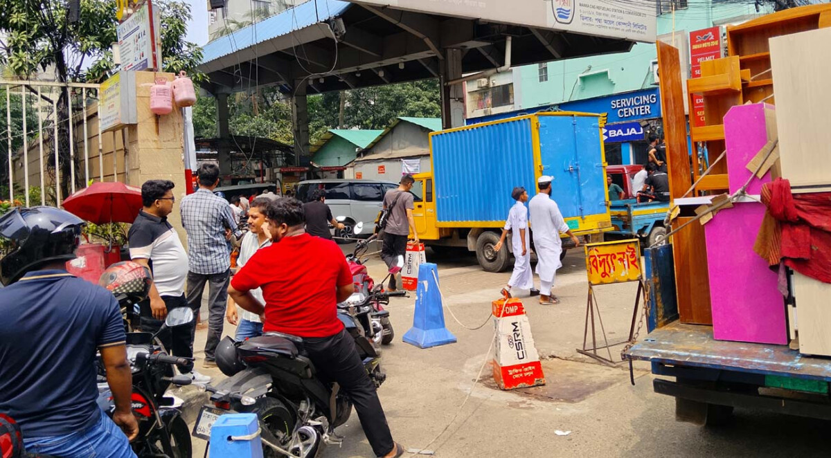 দীর্ঘ লাইন: জ্বালানি তেলের জন্য মানুষের দুর্ভোগ চরমে
