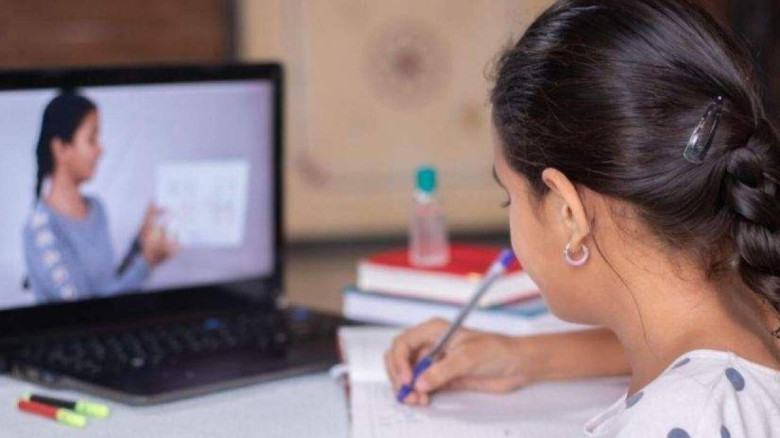 শুরু হচ্ছে অনলাইন ক্লাস, কমে যাচ্ছে সাপ্তাহিক ছুটি