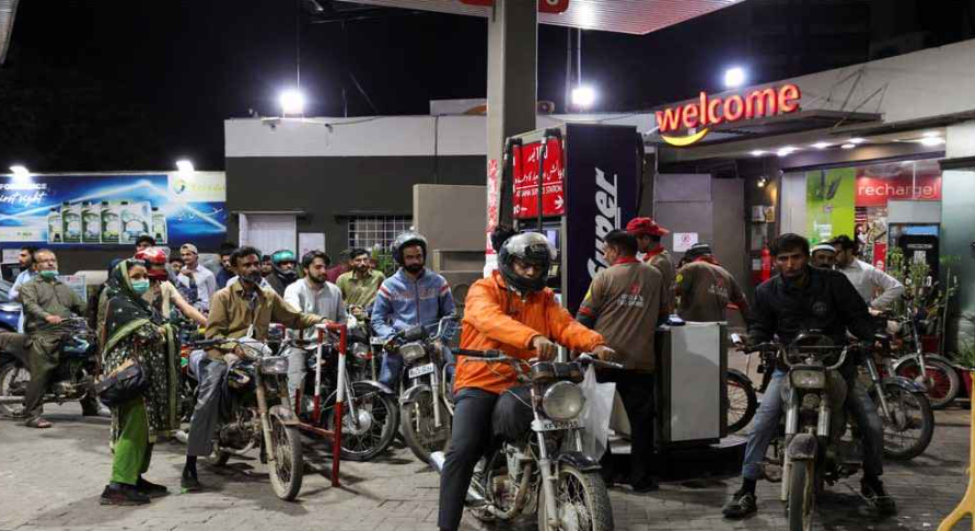 তীব্র সংকটে পাকিস্তানে এক রাতেই দ্বিগুণ বাড়ল জ্বালানি তেলের দাম