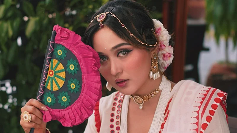 বৈশাখী সাজে সাত ছবিতে চমক