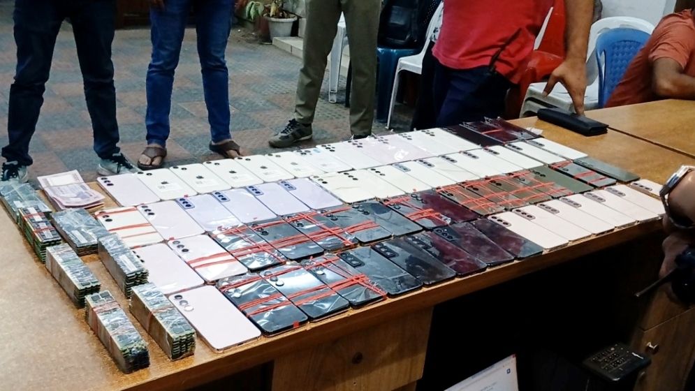 রাজধানীতে শতাধিক চোরাই মোবাইলসহ দুই চীনা নাগরিক গ্রেফতার