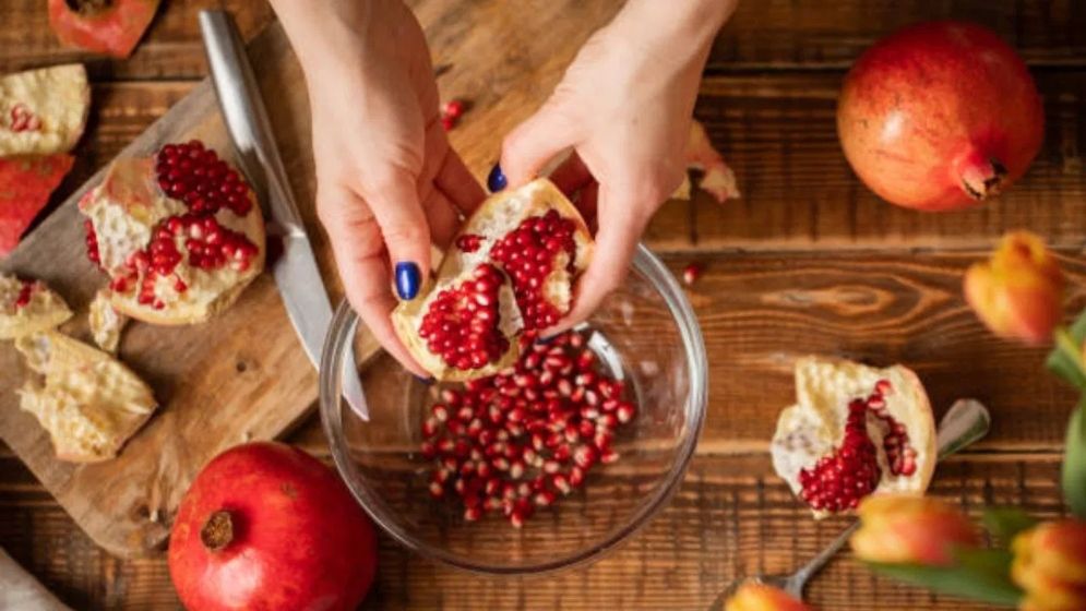 উজ্জ্বল ত্বক পেতে ডালিম ব্যবহার করবেন যেভাবে