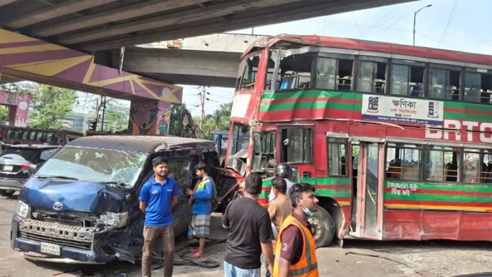 দুর্ঘটনার কবলে ঢাবির বাস, আহত অন্তত ৮ শিক্ষার্থী