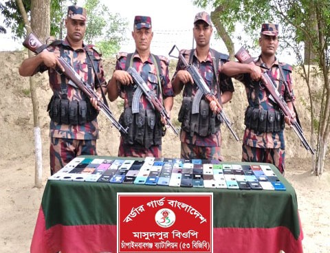 চাঁপাইনবাবগঞ্জ সীমান্তে বিপুল পরিমান ভারতীয় মোবাইল ফোন জব্দ