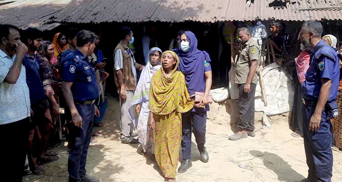 নওগাঁয় একই পরিবারের ৪ জনকে গলাকেটে হত্যার ঘটনায় গ্রেফতার ৩