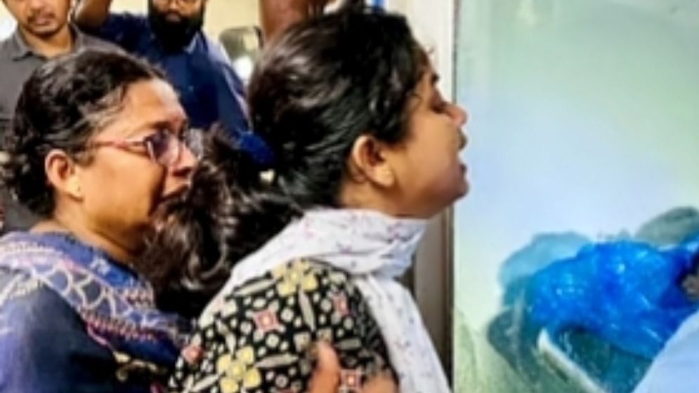 কাস্টমস কর্মকর্তার লাশের পাশে স্ত্রীর বিলাপ, ‘আমার স্বামীকে কেন হত্যা করা হলো’