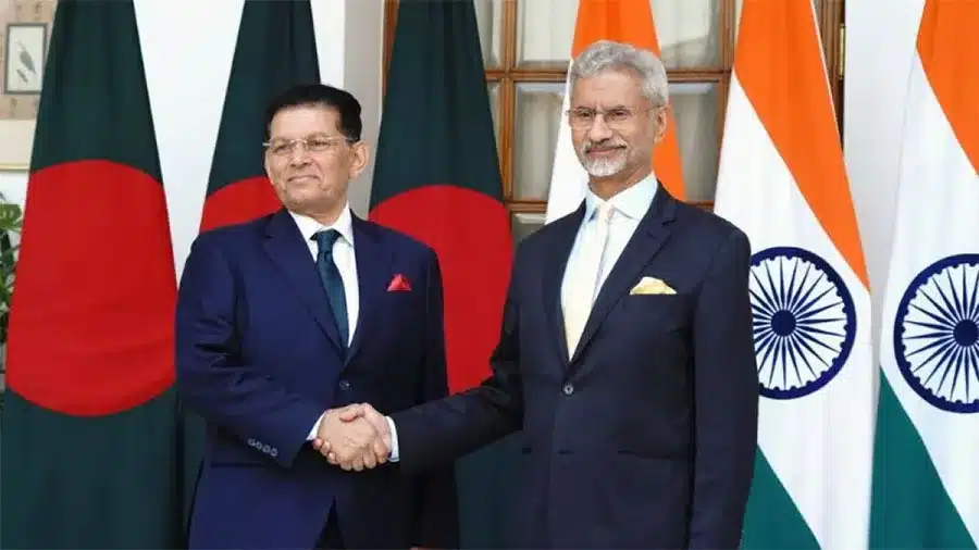 বন্ধুত্বের হাত, ভেতরে অবিশ্বাসের রাজনীতি