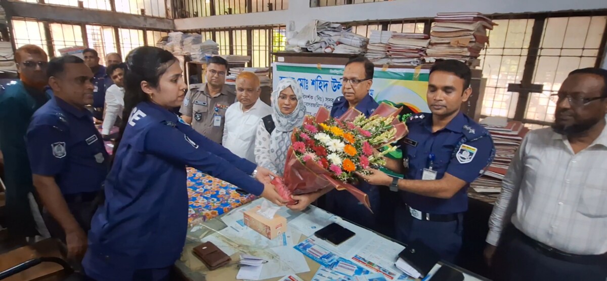 চাঁদপুর কোর্ট ইন্সপেক্টর শহিদউল্লাকে অশ্রুসিক্ত নয়নে বিদায় সংবর্ধনা
