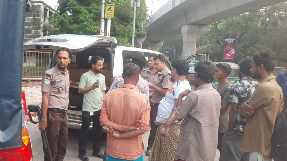 ঢাবিতে নিষিদ্ধ ছাত্রলীগের ঝটিকা মিছিল