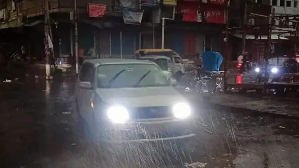 রাজধানীতে বিকালেই রাতের অন্ধকার