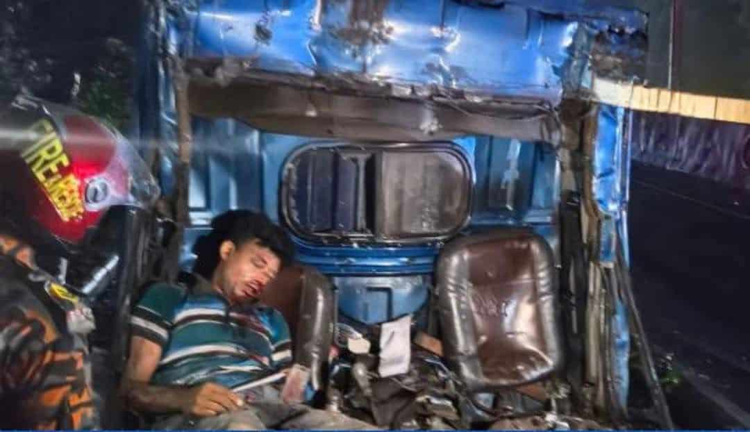 মালবাহী কাভার ভ্যান ও  পিক আপের ধাক্কায় দুইজন নিহত
