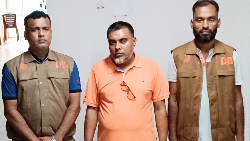 প্রধানমন্ত্রীর এপিএস সেজে তদবির-নিয়োগ বাণিজ্য, অতঃপর…