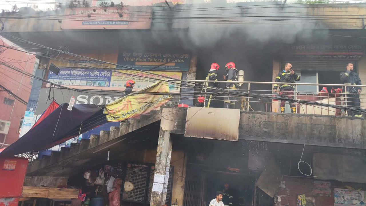 রাজধানীর একটি মার্কেটে ভয়াবহ অগ্নিকাণ্ড