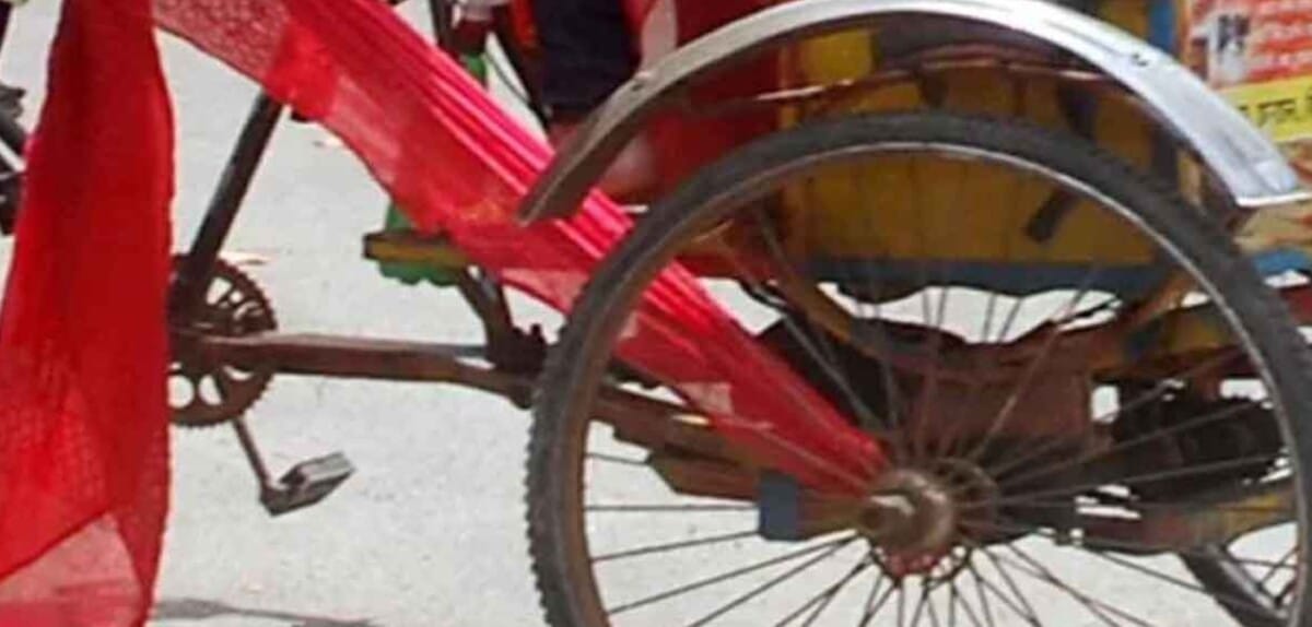 ব্যাটারিচালিত ভ্যানে ওড়না পেঁচিয়ে শিক্ষিকার মৃত্যু