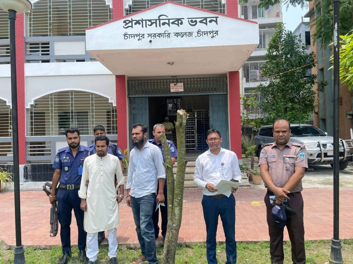 চাঁদপুর জেলা প্রশাসকের কার্যালয় এর নিয়োগ পরীক্ষায় মোবাইলে প্রশ্নপত্র পাশে ২ জনের কারাদন্ড এবং অর্থদণ্ড
