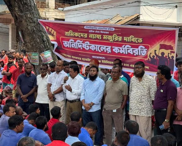 ন্যায্য মজুরির দাবিতে বেনাপোল বন্দরে শ্রমিকদের কর্মবিরতি, এক মাসের আশ্বাসে স্থগিত আন্দোলন