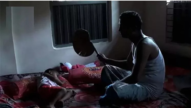 দেশটা দিনে অচল থাকে, রাইতে হারিকেন: স্মরণকালের সর্বোচ্চ লোডশেডিং দেখল বাংলাদেশ