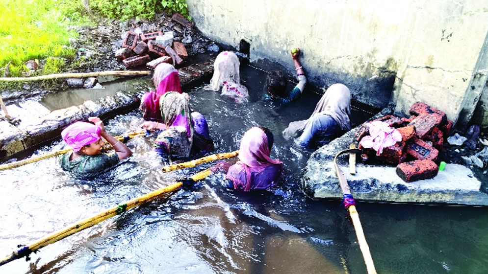 কয়লা খনির ময়লা পানিতে জীবনের রঙিন স্বপ্ন