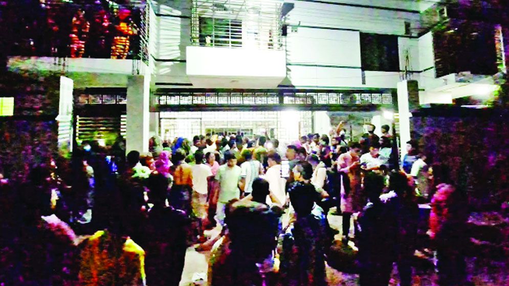 জনতার ক্ষোভের মুখে আ.লীগ নেতাকে নিতে পারল না পুলিশ