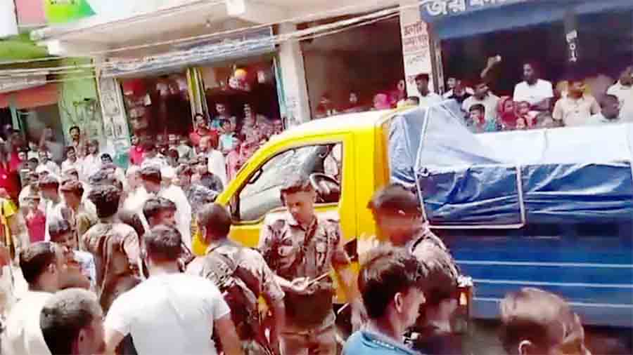 ব্রাহ্মণবাড়িয়ায় বিজিবির ওপর মব চালিয়ে পিকআপ ভর্তি জব্দকৃত পণ্য নিয়ে গেল চোরাকারবারিরা