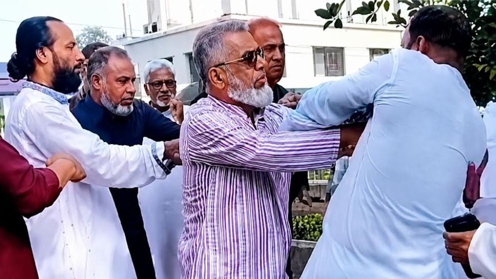 কমিটি নিয়ে বিএনপির দুই গ্রুপের হাতাহাতি, জুতা উঁচিয়ে তেড়ে এলেন নেতা