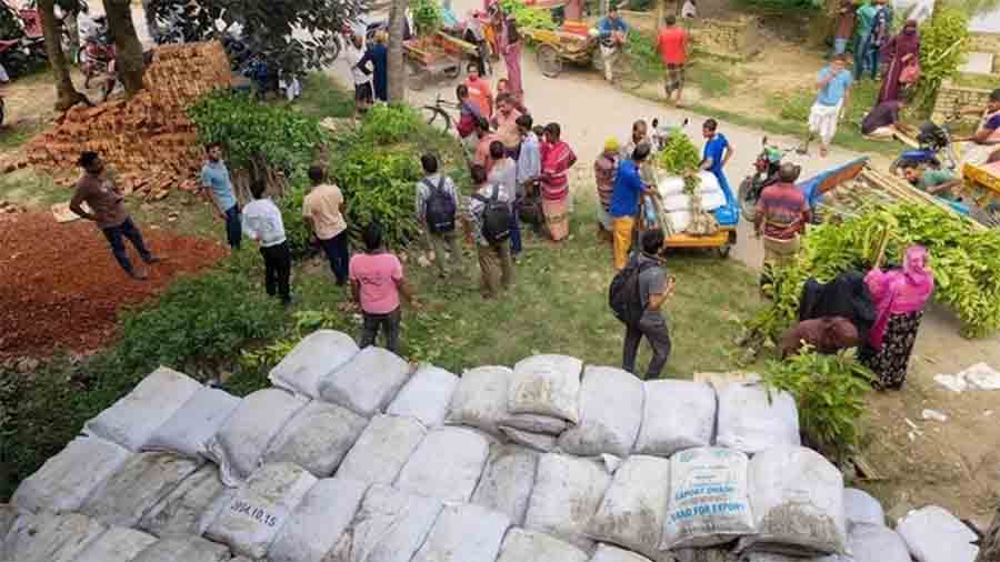 কৃষকদের সাথে সরকারের প্রতারণা: জৈব সারের নামে মিললো পলিথিন-প্লাস্টিক বর্জ্য