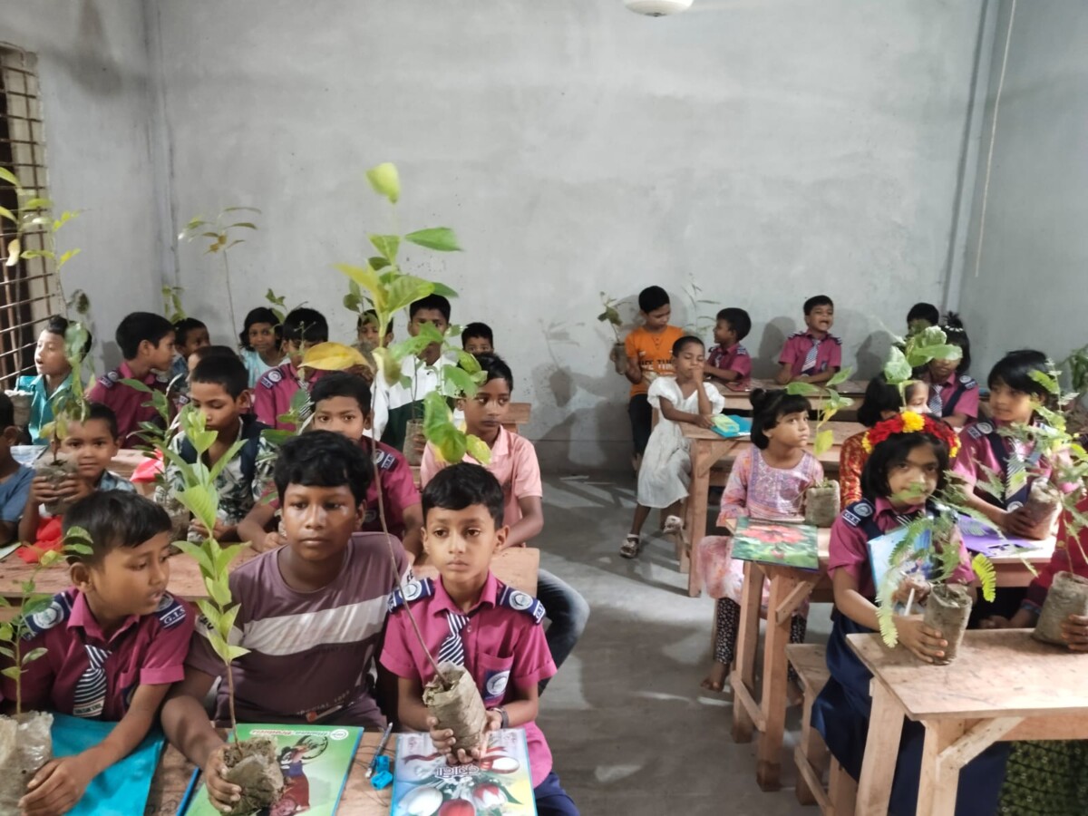 গ্লোবাল ইসলামিক স্কুলে গাছের চারা বিতরণ