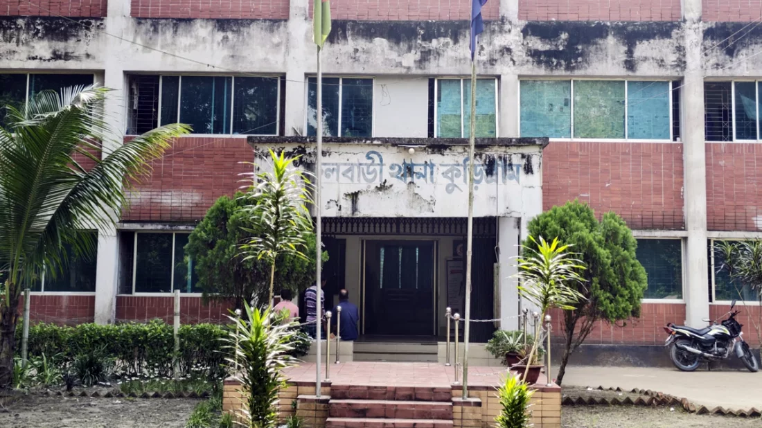 বাবার সঙ্গে গাঁজা নিতে এসে ১৪ বছরের কিশোরী আটক