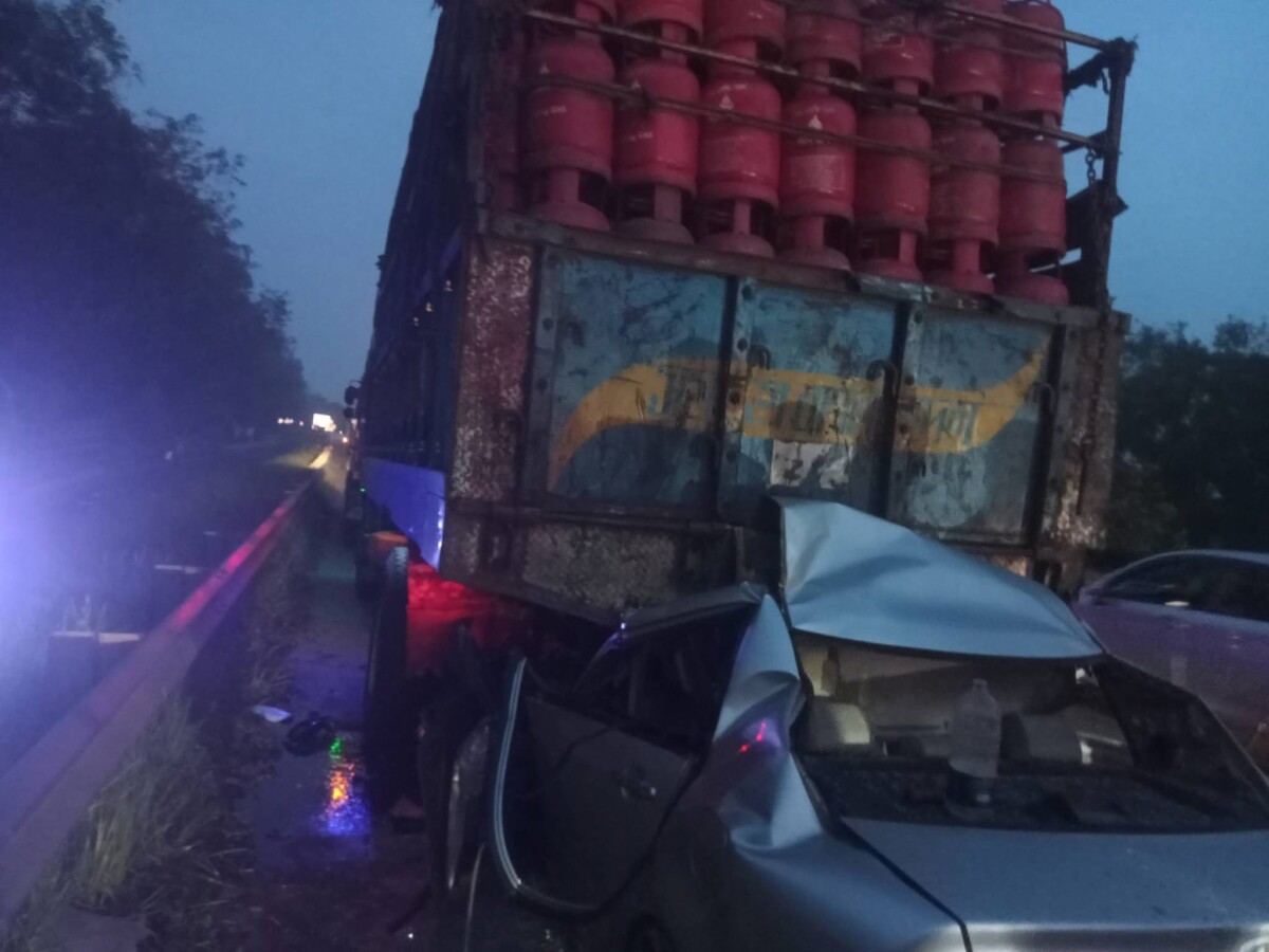 ভাঙ্গার মালিগ্রামে জ্বালানি গ্যাস বোঝাই ট্রাকের সাথে ধাক্কা মারে মাইক্রোবাস
