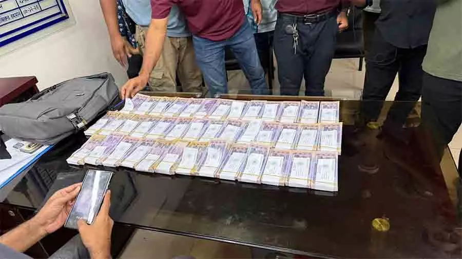 শাহবাগে ৪০ লাখ টাকার জাল নোটসহ গ্রেপ্তার ৪: প্রশ্নবিদ্ধ নতুন নোটের নিরাপত্তা বৈশিষ্ট্য