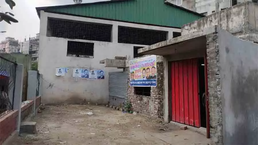 পুরান ঢাকায় গণশৌচাগার দখল করে স্বেচ্ছাসেবক দলের কার্যালয়