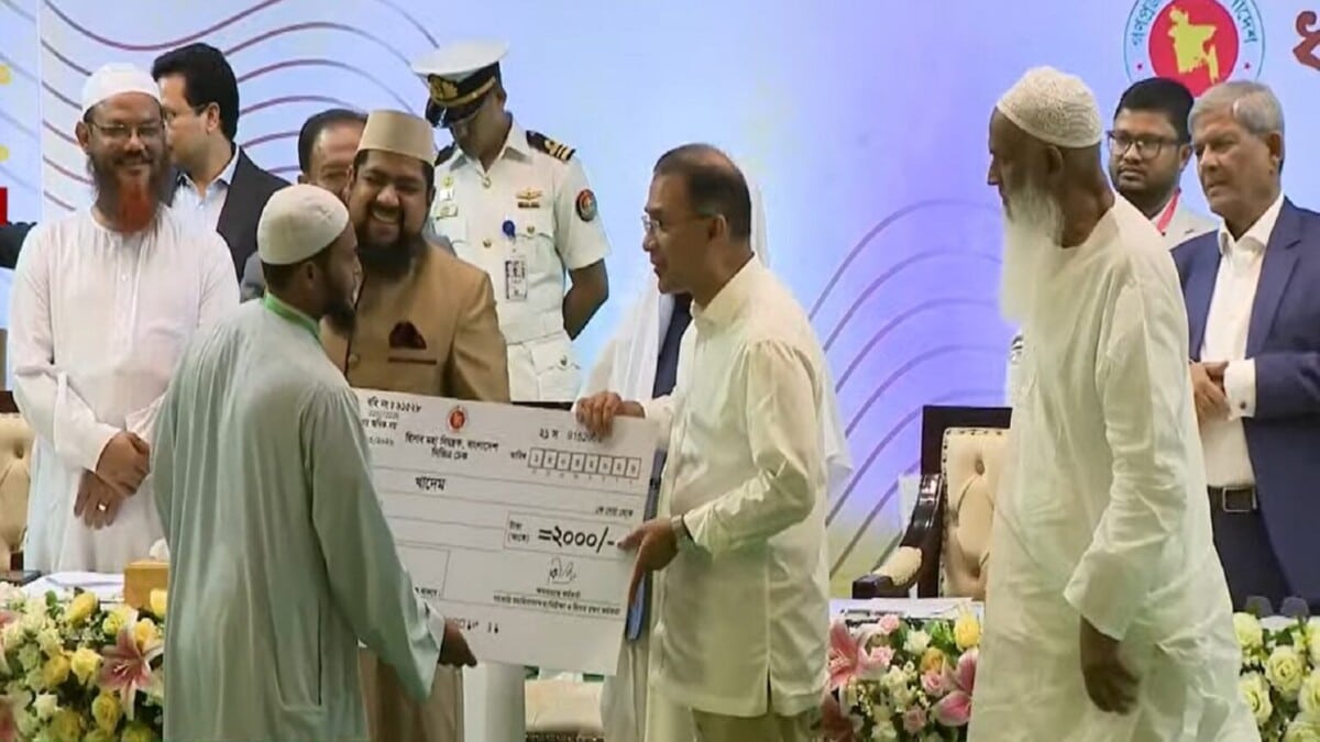 ২৭ কোটি থেকে বাড়িয়ে ১,০৮১ কোটির বরাদ্দ: ইমাম-মুয়াজ্জিনের জীবন বদলাবে, নাকি ভোটের মাঠ গরম হবে?