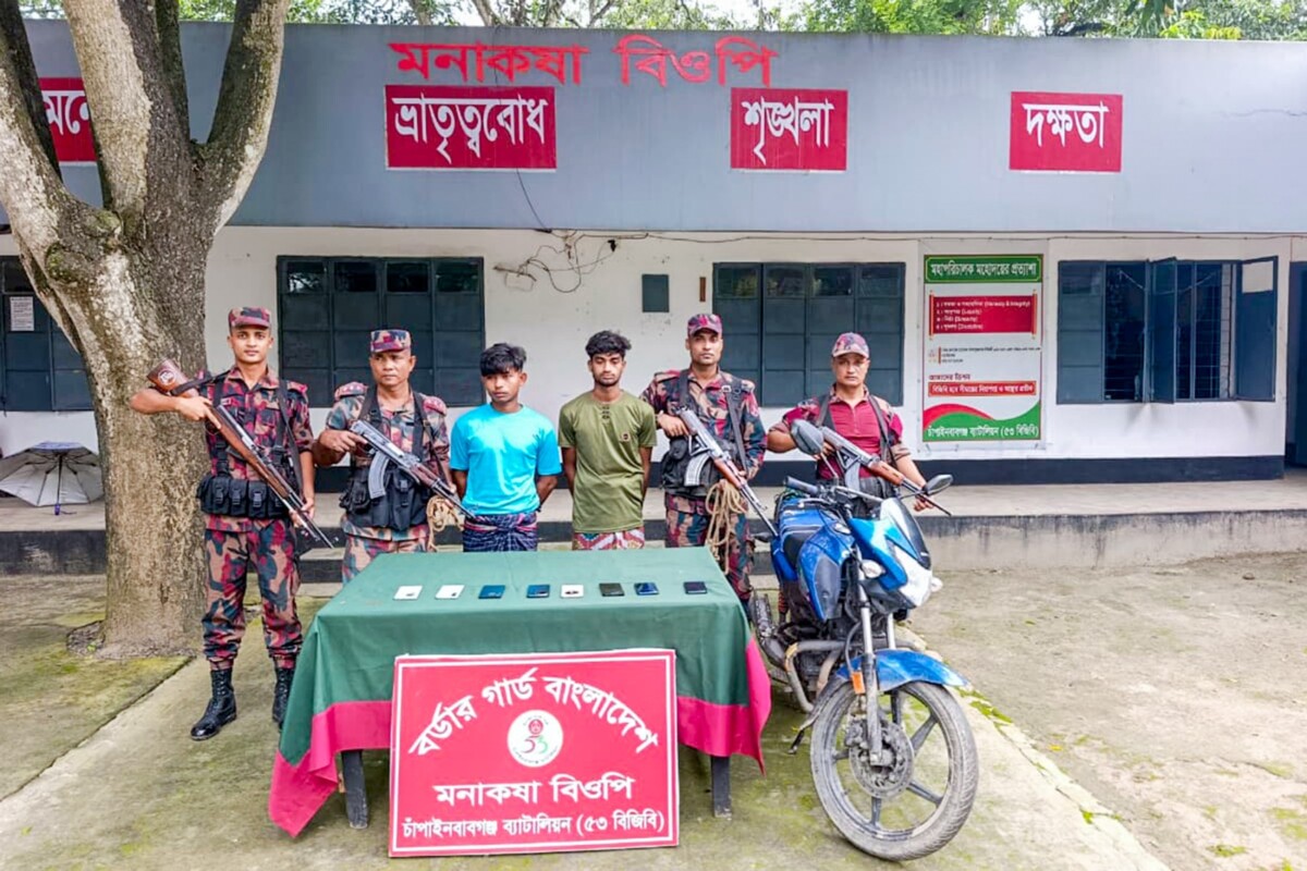 বিজিবির অভিযানে ভারতীয় মোবাইল ফোন ও মোটরসাইকেলসহ ০২ জন আসামী আটক।