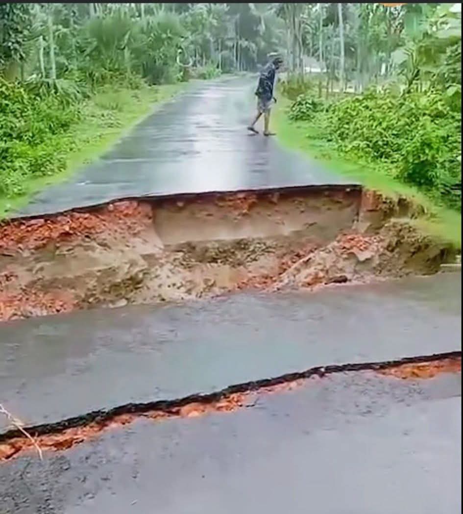 প্রবল বৃষ্টিতে ব্রিজ ধসে যোগাযোগ বিচ্ছিন্ন।
