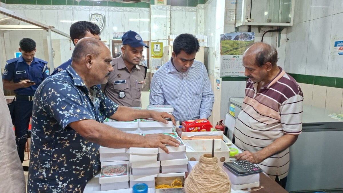 চাঁদপুরে ভোক্তা অধিকার সংরক্ষণ অধিদপ্তরের অভিযানে ২টি প্রতিষ্ঠানকে ৬০ হাজার টাকা জরিমানা।