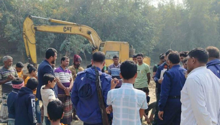 চাঁপাইনবাবগঞ্জ অবৈধভাবে গ্রাম ঘেঁষে থাকা নদীর মাটি কাটাই ১ লক্ষ টাকা অর্থদন্ড