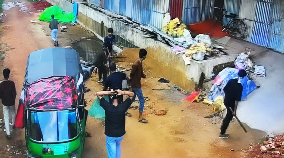 ২০ লাখ টাকা চাঁদা না পেয়ে নির্মাণাধীন ভবনে হামলা, ককটেল নিক্ষেপ