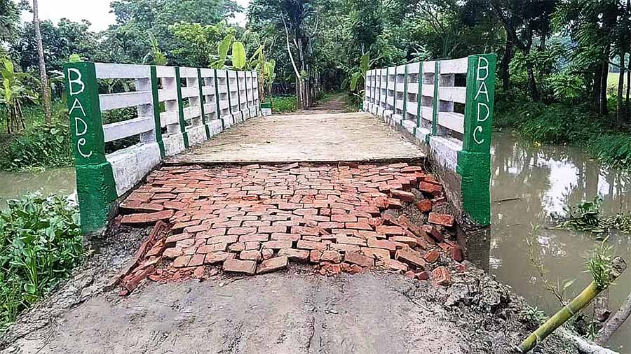 ২৫ লাখ টাকা ব্যয়ে নির্মিত সংযোগ সড়ক ধসে পড়ল মাত্র ৩ মাসেই