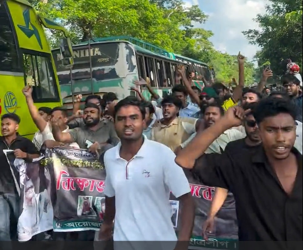 কাশিয়ানীতে ছাত্রলীগের মিছিল, বিএনপি নেতাদের মারধর- মোটরসাইকেলে আগুন