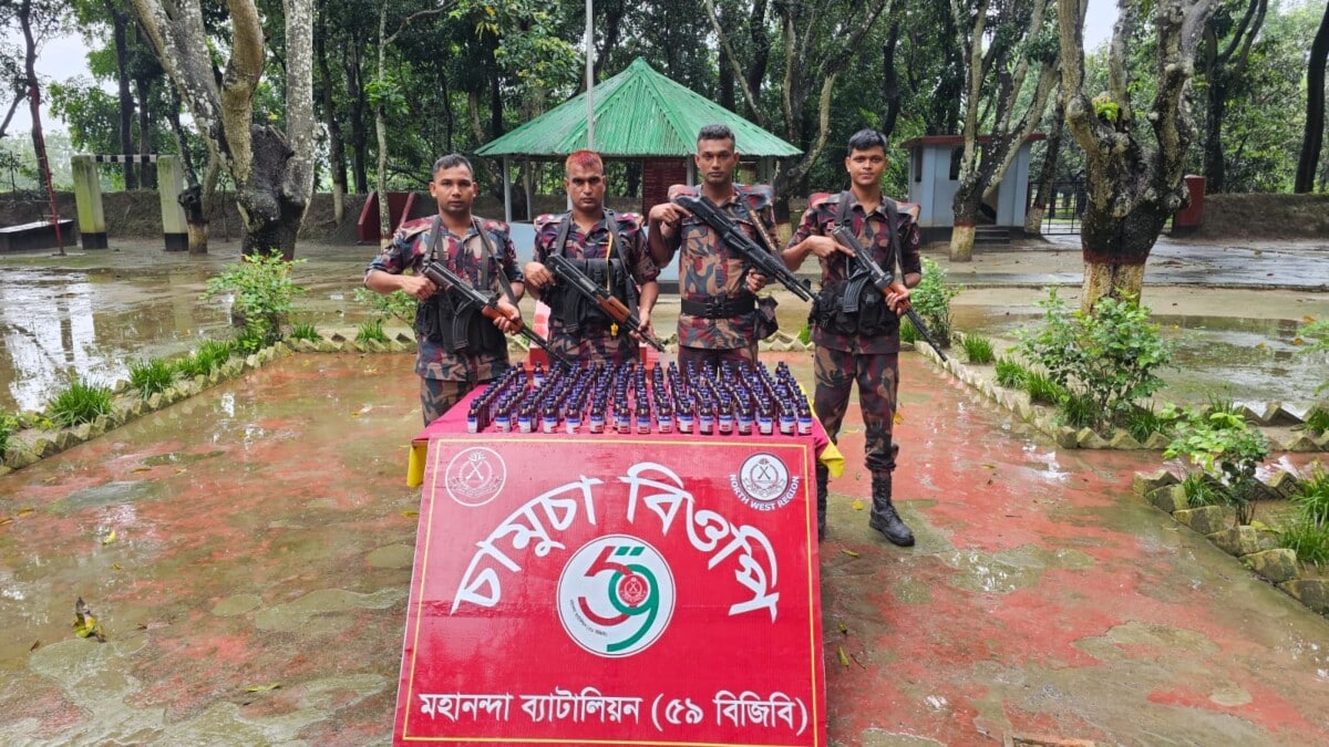 চাঁপাইনবাবগঞ্জের ভোলাহাট সীমান্তে অভিযানে ফেন্সিডিলের বিকল্প Eskuf সিরাপ জব্দ