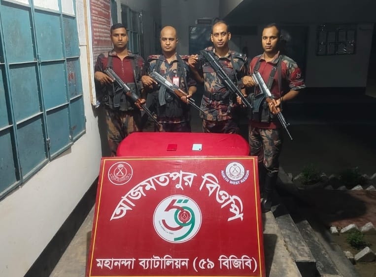 চাঁপাইনবাবগঞ্জ সীমান্তে অভিযানে ভারতীয় চোরাই মোবাইল জব্দ